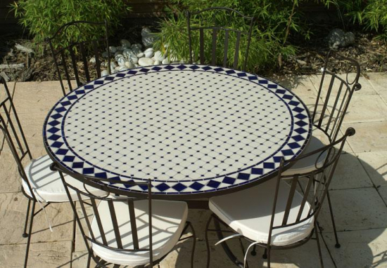 Table jardin mosaïque en fer forgé Table jardin mosaique ronde 130cm Céramique blanche et ses losanges en céramique Bleue